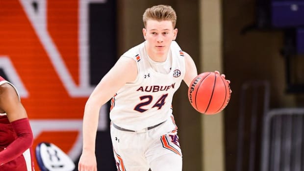 8b51926c-65ad-496f-9ba0-ff7d49408e2e-123020_Auburn_SL1_2860_Justin_Powell_drives_the_ball_